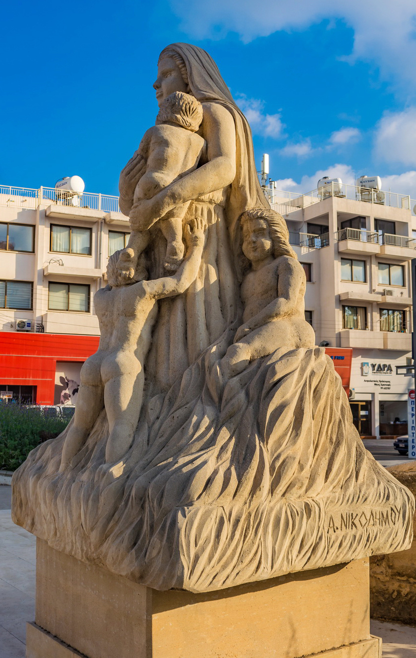 Скульптура многодетной матери в Пафосе: фото 7