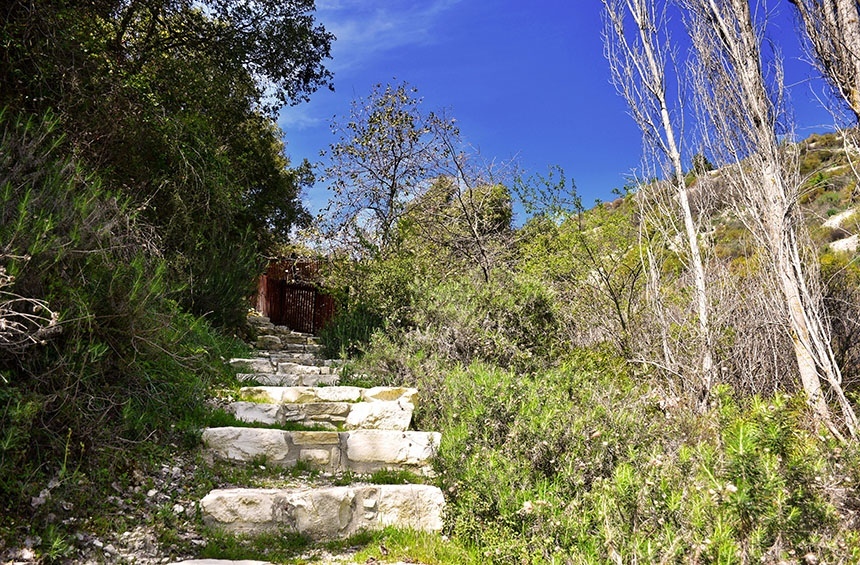 Природная тропа в деревне Лофу, Кипр.