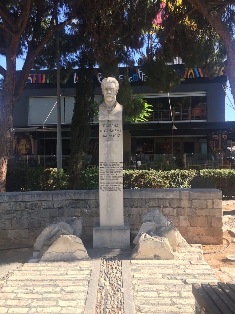 Бюст национального поэта Кипра Василиса Михаилидиса в Лимассоле: фото 5