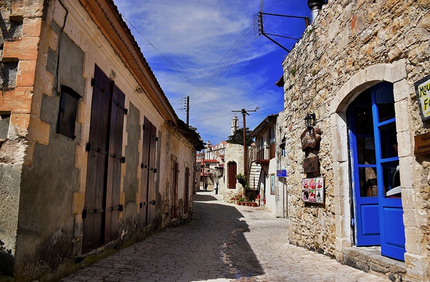 Главная улица в деревне Лофу, Кипр.