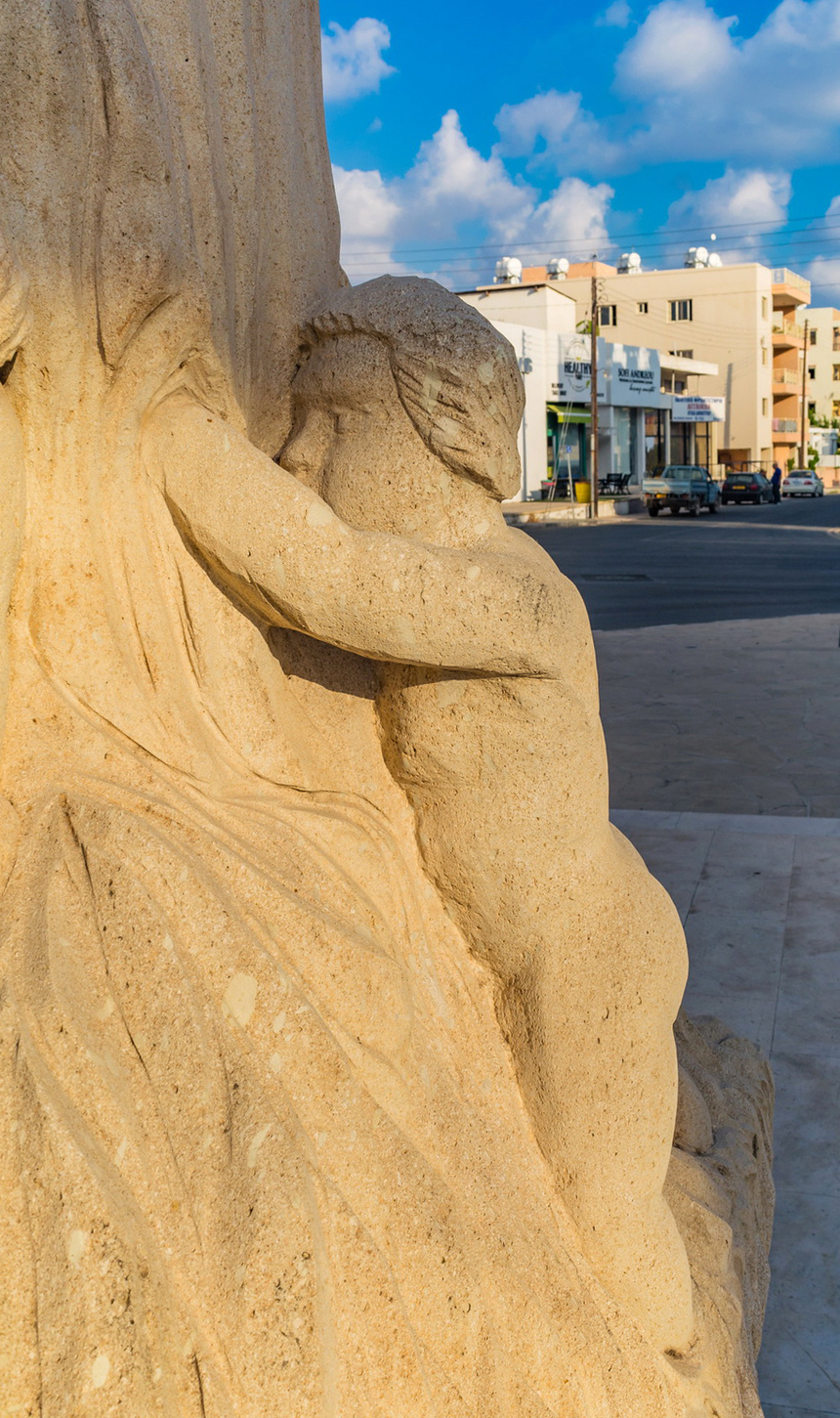 Скульптура многодетной матери в Пафосе: фото 11