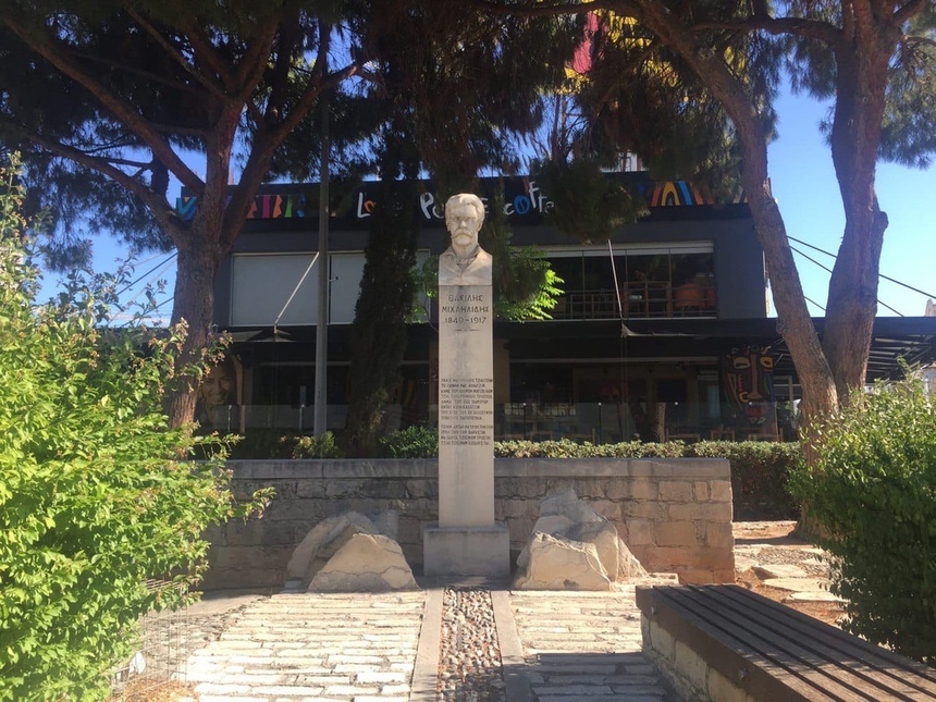 Бюст национального поэта Кипра Василиса Михаилидиса в Лимассоле: фото 2