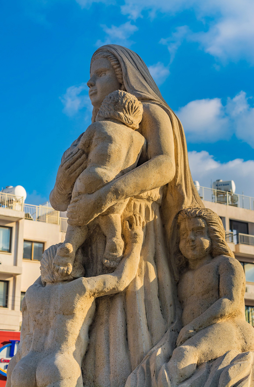 Скульптура многодетной матери в Пафосе: фото 10