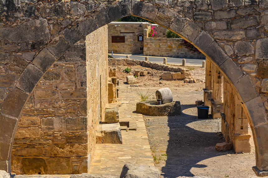 Церковь Панагия Одигитрия, построенная на Кипре из камней, взятых из руин древнего святилища Афродиты: фото 59