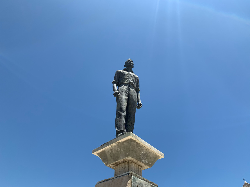 Памятник молодому борцу за свободу Кипра Михалакису Паридису: фото 2
