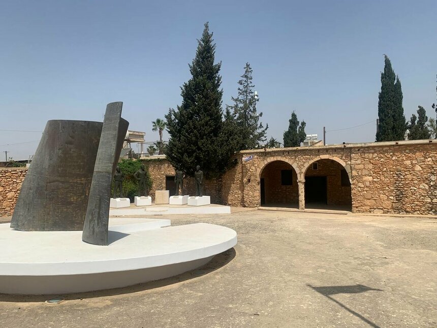 Мемориал-музей «кипрской четверки» ЭОКА в Лиопетри и памятник многодетной матери: фото 2