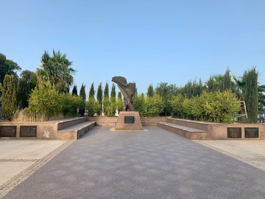 Этот памятник в Ларнаке посвящен жертвам армянского геноцида: фото 2