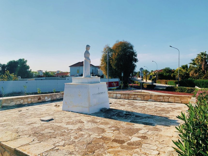 Перволия, Кипр. Памятник женщинам и их свободам: фото 2