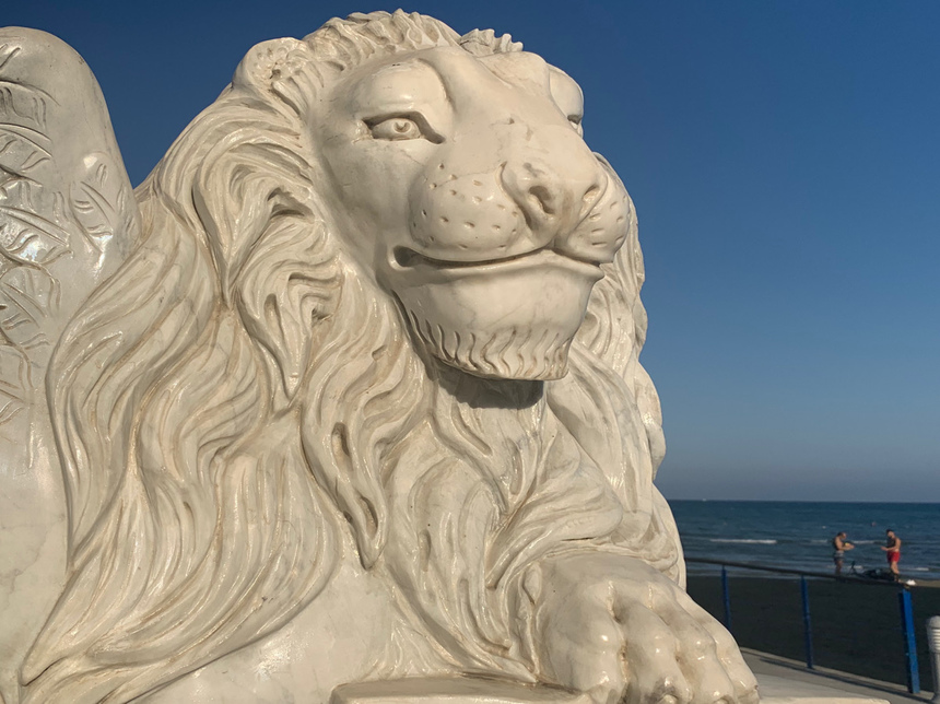 Венецианская скульптура льва на набережной Ларнаки: фото 8