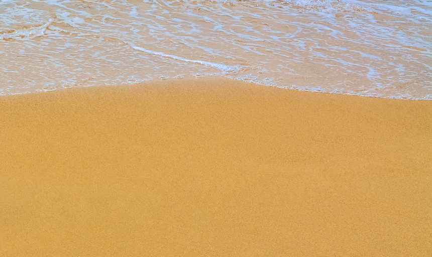 Красивый немноголюдный пляж с пологим входом в воду в Пафосе: фото 10