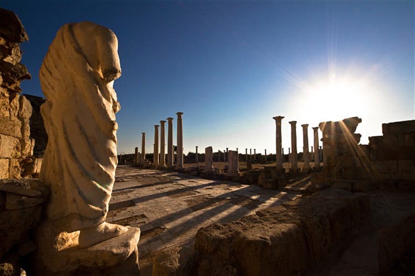 Мраморные колонны и статуи в Саламине