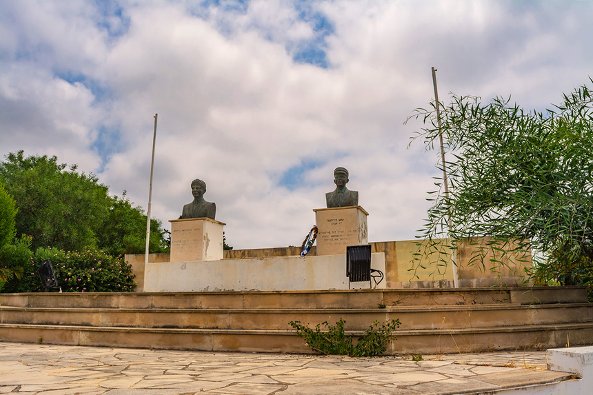 Памятник героям Христосу Ккелису и Георгиосу Михаилу в Киссонерге: фото 3