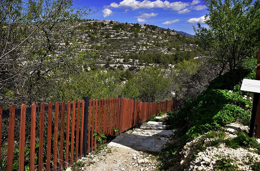 Природная тропа в деревне Лофу, Кипр.