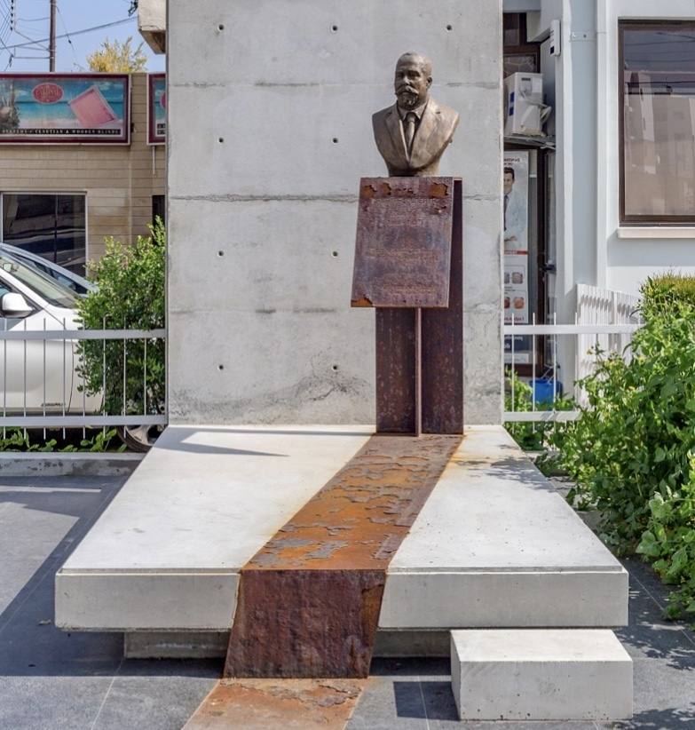 Памятник кипрскому поэту Димитрису Липертису: фото 3