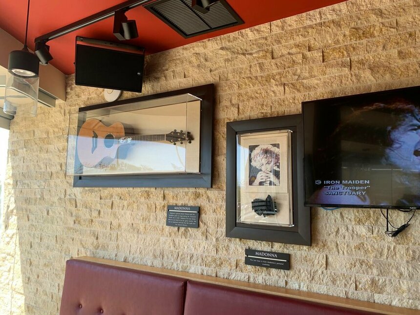 Hard Rock Сafe Айя-Напа — легендарные бургеры и музей рок-культуры на Кипре: фото 14