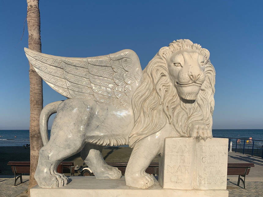 Венецианская скульптура льва на набережной Ларнаки: фото 6