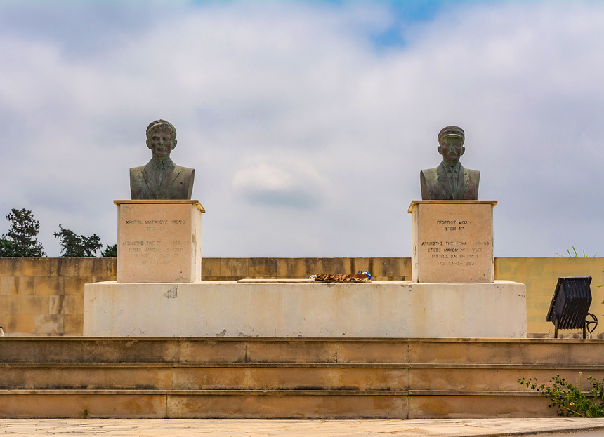 Памятник героям Христосу Ккелису и Георгиосу Михаилу в Киссонерге: фото 2