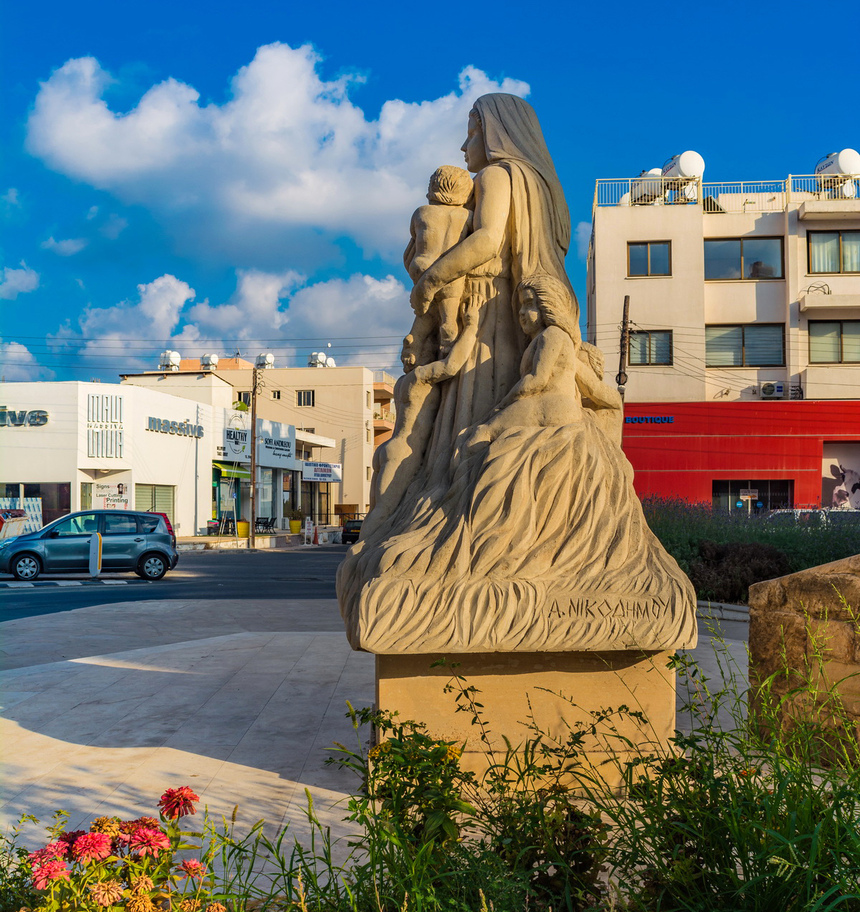 Скульптура многодетной матери в Пафосе: фото 6