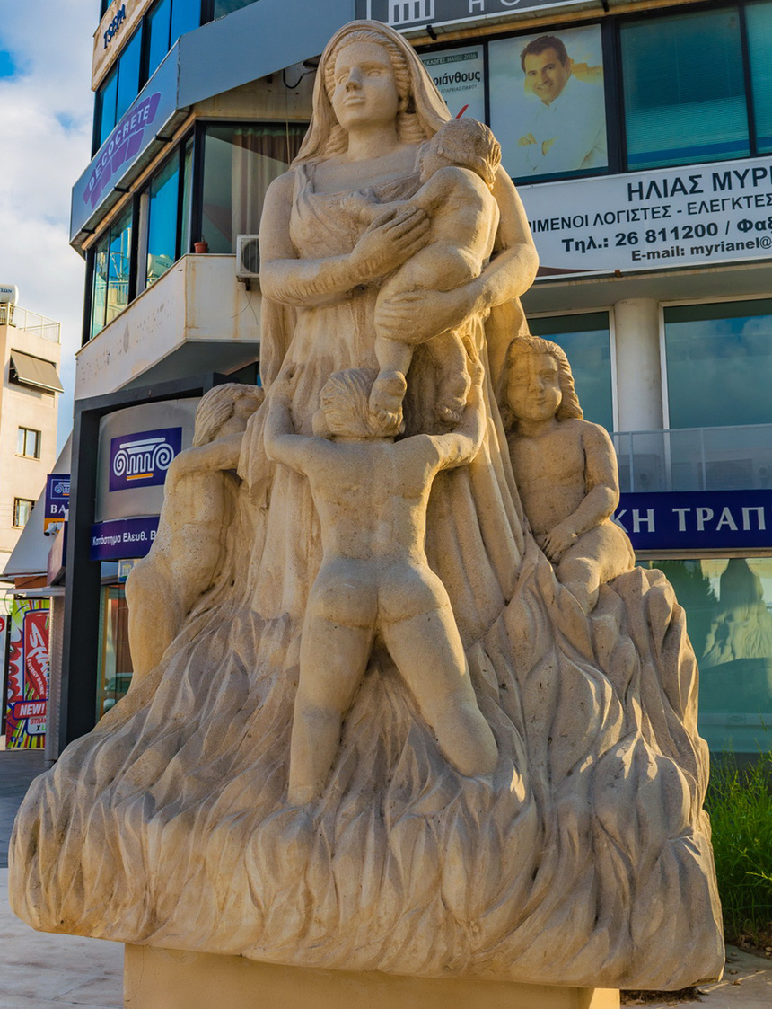 Скульптура многодетной матери в Пафосе: фото 8