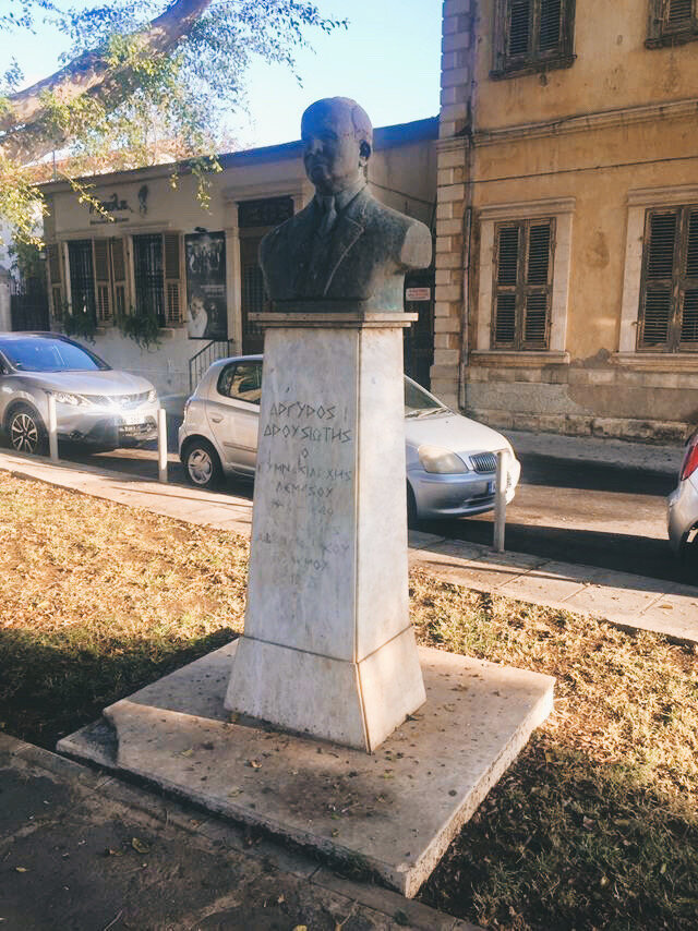 Памятник лимассольскому учителю и кипрскому солдату Аргиросу Друсиотису: фото 3