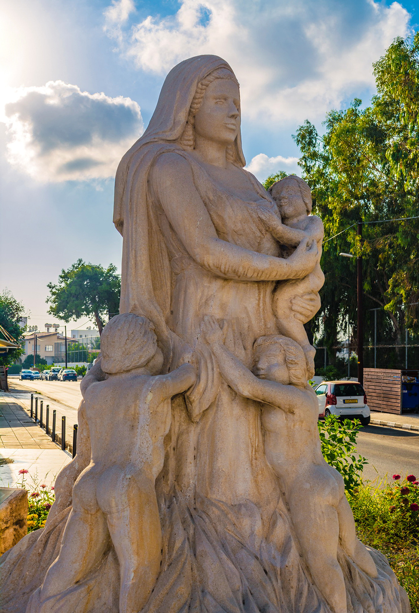 Скульптура многодетной матери в Пафосе: фото 9