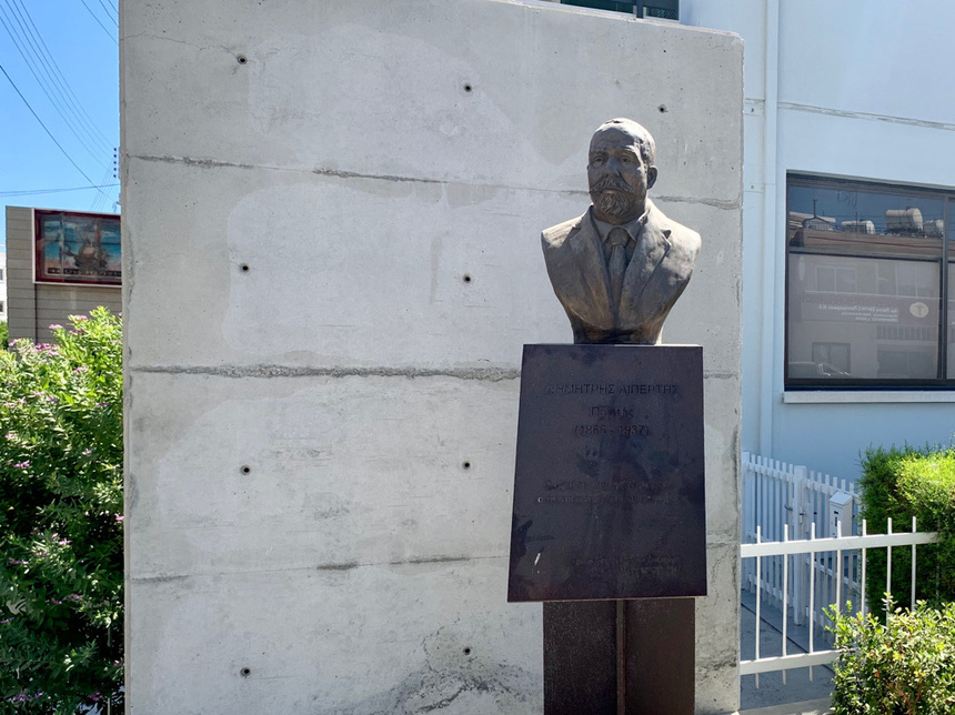 Памятник кипрскому поэту Димитрису Липертису: фото 4
