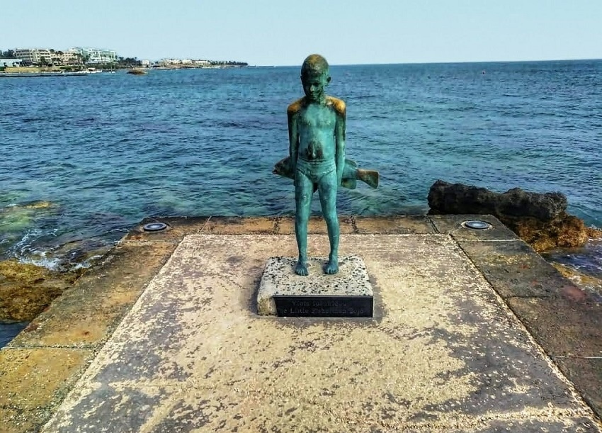 Скульптура маленького рыбака в Пафосе: фото 2