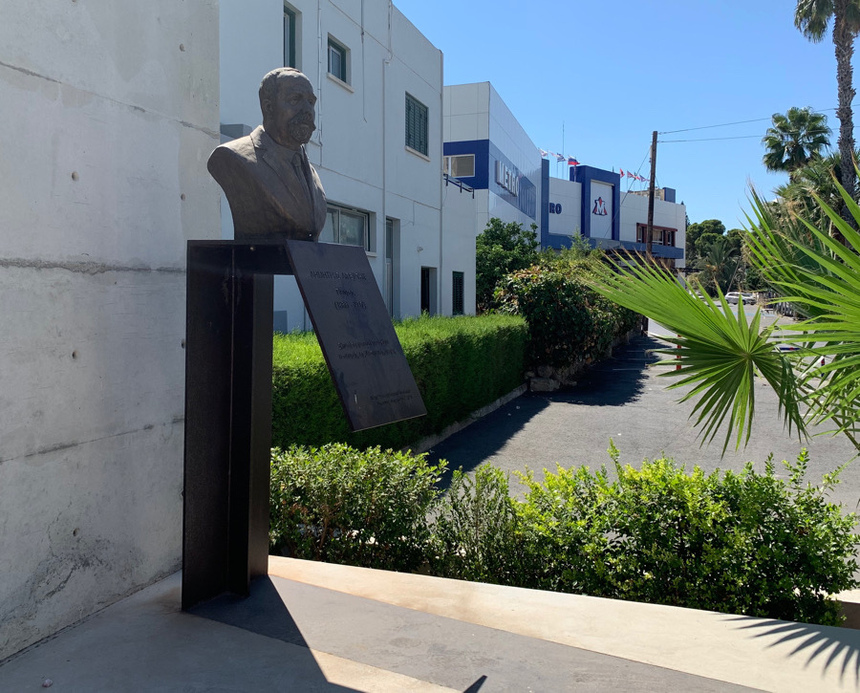 Памятник кипрскому поэту Димитрису Липертису: фото 7