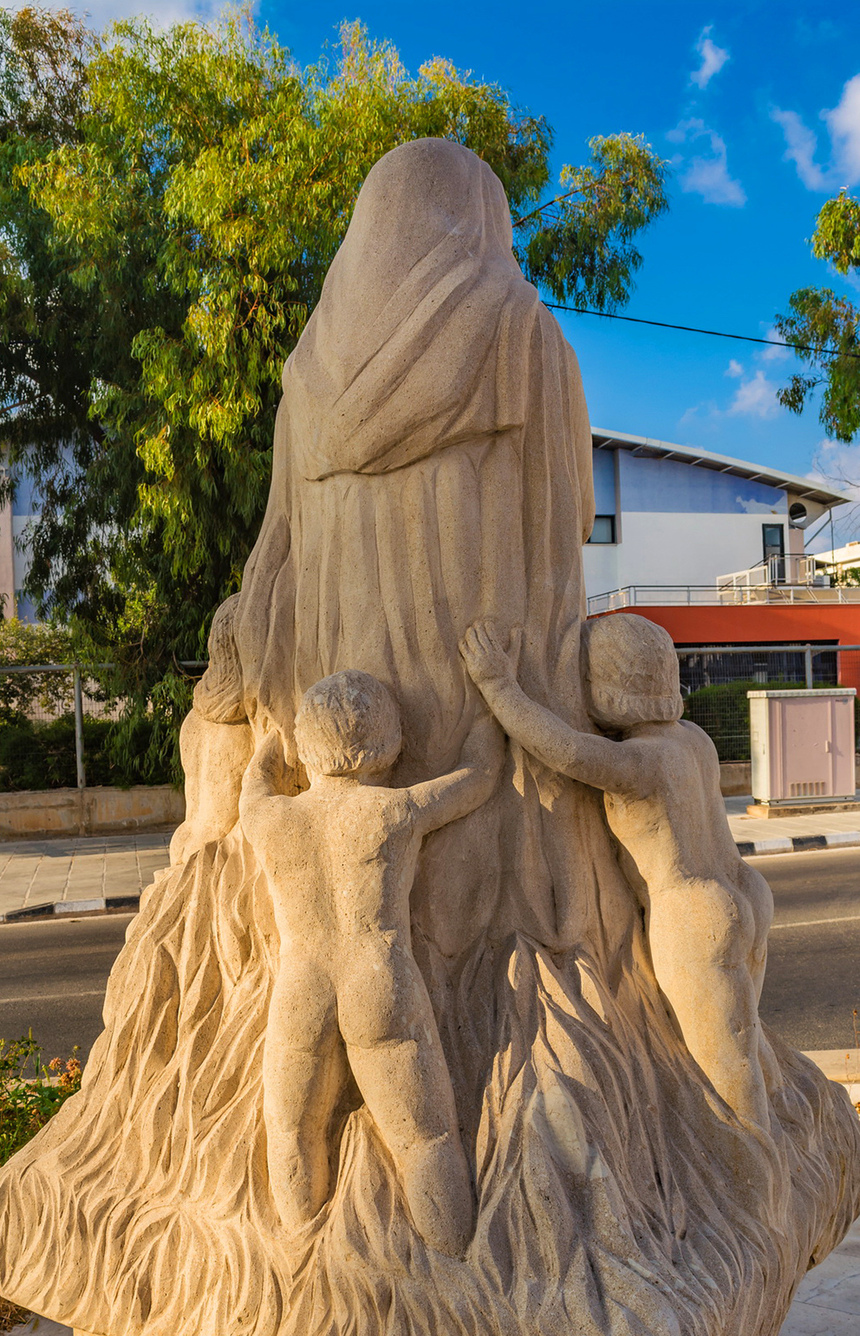 Скульптура многодетной матери в Пафосе: фото 12