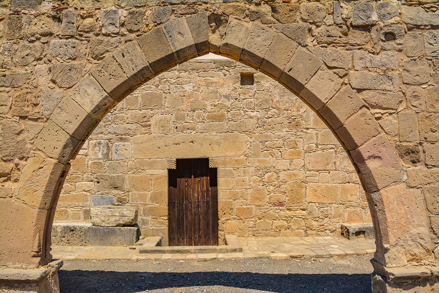 Церковь Панагия Одигитрия, построенная на Кипре из камней, взятых из руин древнего святилища Афродиты: фото 17