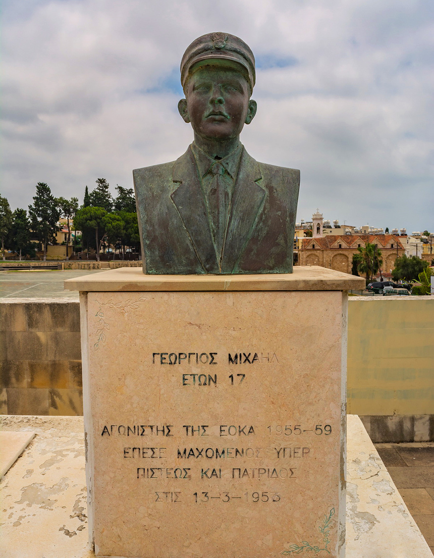 Памятник героям Христосу Ккелису и Георгиосу Михаилу в Киссонерге: фото 13