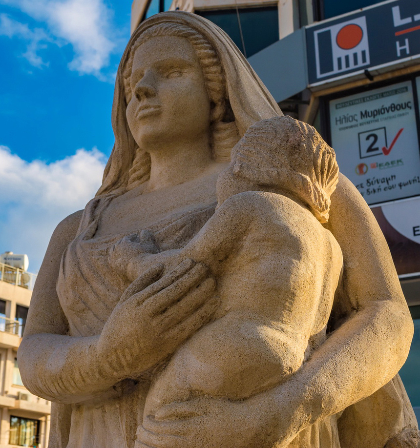 Скульптура многодетной матери в Пафосе: фото 4