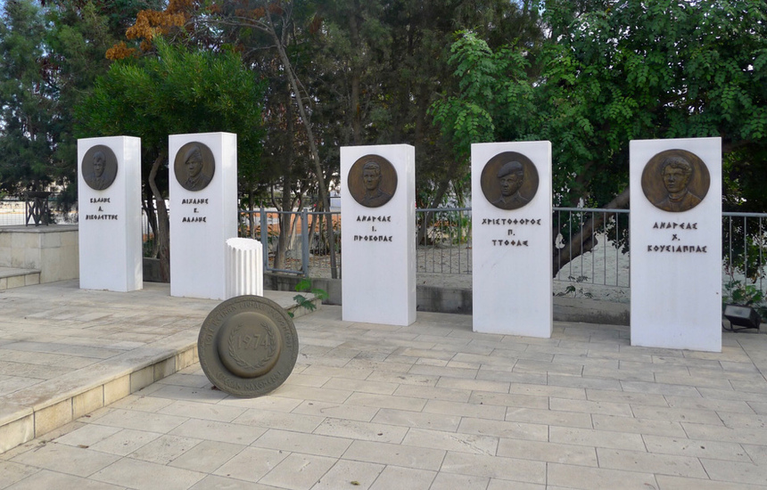 Памятник в Ларнаке в честь бойцов из деревни Лиси: фото 5