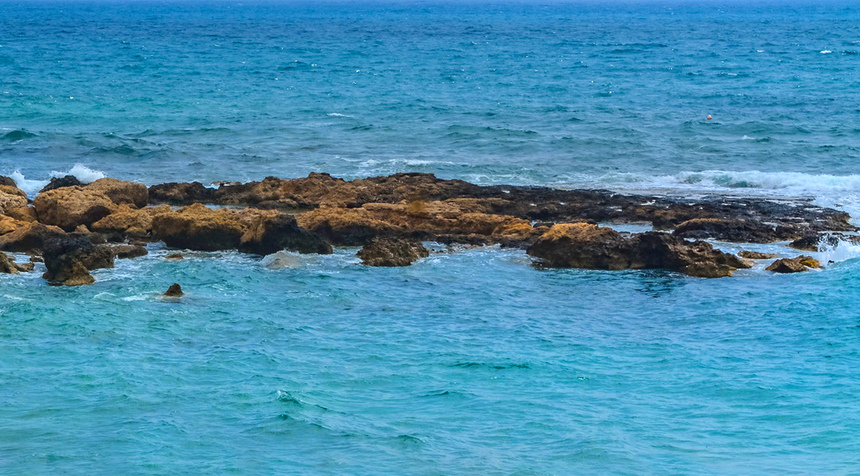 Красивый немноголюдный пляж с пологим входом в воду в Пафосе: фото 8