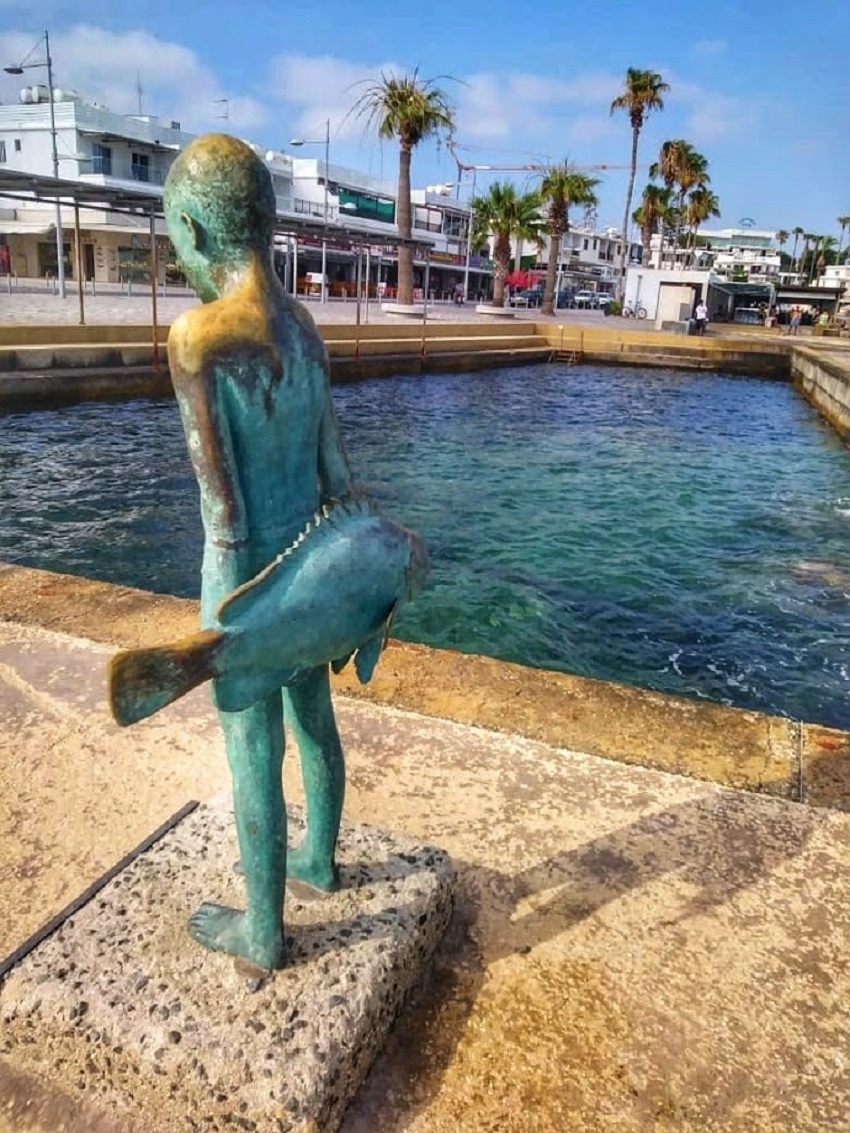 Скульптура маленького рыбака в Пафосе: фото 13